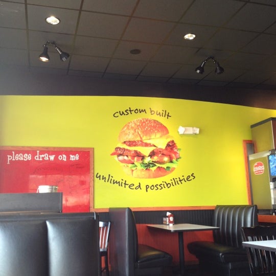 6/30/2012에 Andrew W.님이 MOOYAH Burgers, Fries &amp; Shakes에서 찍은 사진