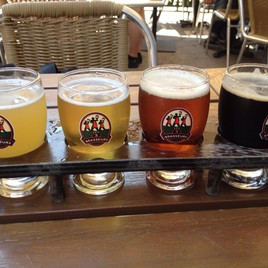 Les 3 Brasseurs Montréal'da Beer Bar