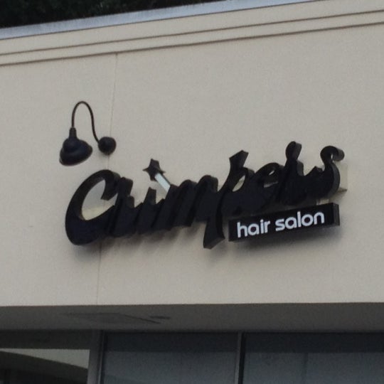 Foto scattata a Crimpers Hair Salon da J. B. il 8/23/2012