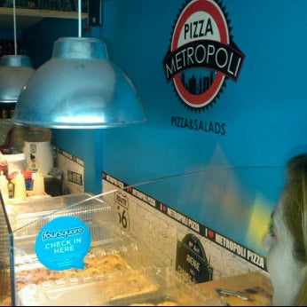 Photo taken at Pizza Metropoli by Jorge C. on 1/21/2012