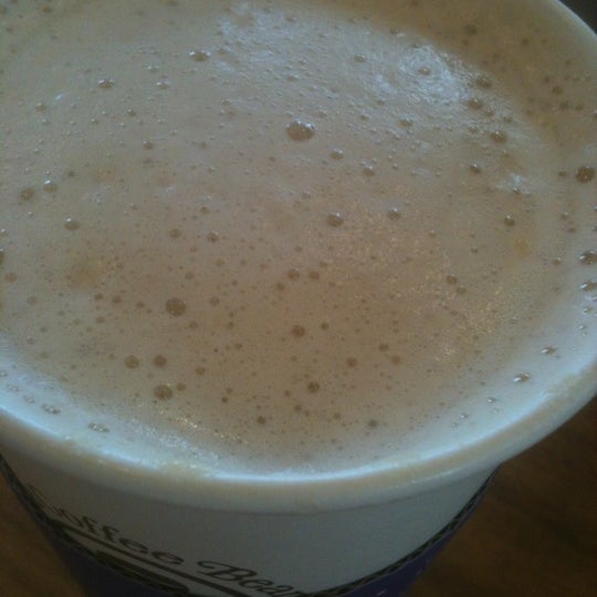 Снимок сделан в The Coffee Bean &amp; Tea Leaf пользователем Tina C. 7/11/2012