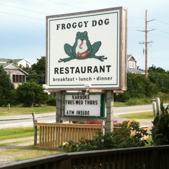 Photo prise au The Froggy Dog par Christy Sunshine P. le7/26/2011