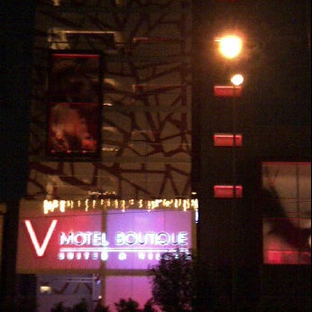 Photo taken at V Motel Boutique by Mitsuo Eli L. on 1/4/2012