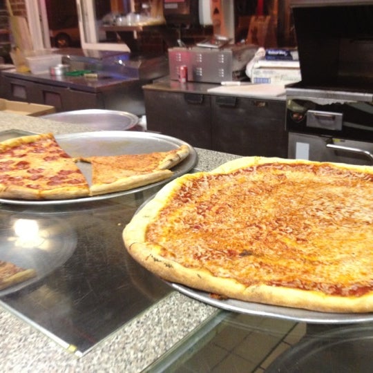 1/14/2012にStephanieがDowntown House Of Pizzaで撮った写真