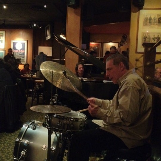 รูปภาพถ่ายที่ Knickerbocker Bar &amp; Grill โดย Yosuke H. เมื่อ 4/1/2012