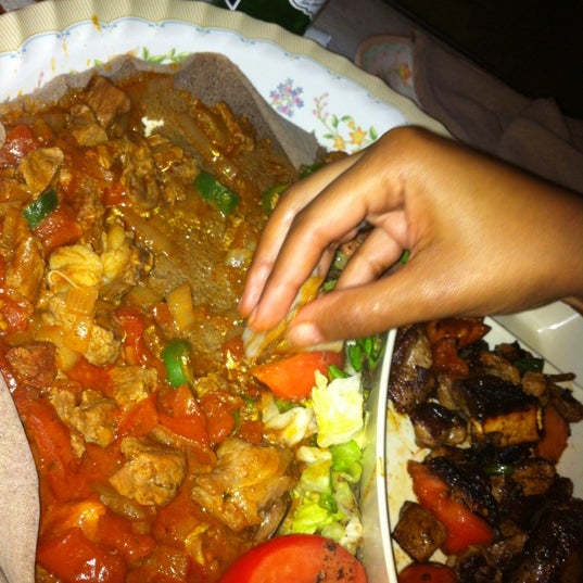 6/9/2012 tarihinde Ward M.ziyaretçi tarafından Lalibela Restaurant'de çekilen fotoğraf