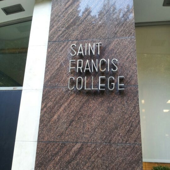 8/29/2012 tarihinde Ohh S.ziyaretçi tarafından St. Francis College'de çekilen fotoğraf