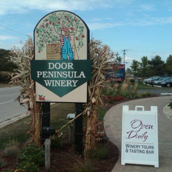 รูปภาพถ่ายที่ Door Peninsula Winery โดย M Scott D. เมื่อ 9/18/2011