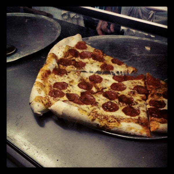 Foto diambil di Big Slice Pizza oleh AL M. pada 8/4/2012