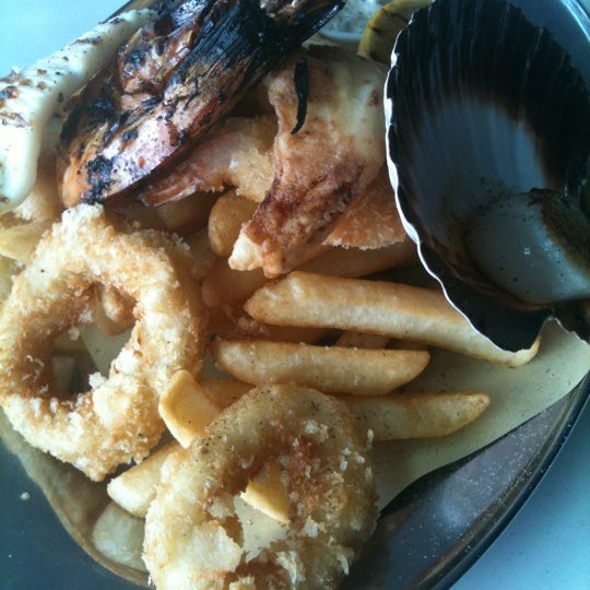 Foto diambil di Blue Fish Seafood Restaurant oleh Sanny W. pada 7/21/2012