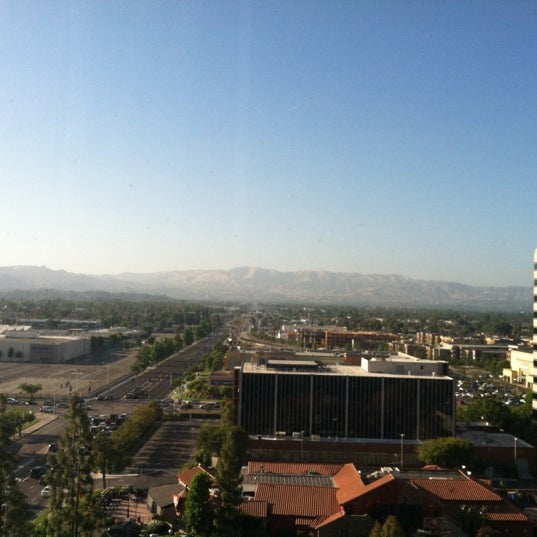 Снимок сделан в Hilton Woodland Hills/Los Angeles пользователем Elexis A. 6/9/2012