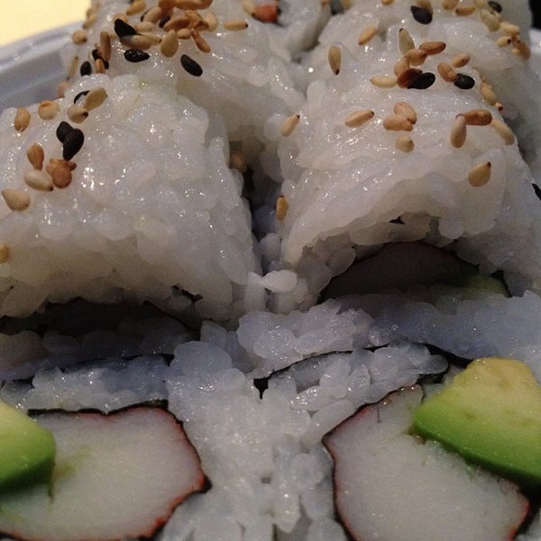 Das Foto wurde bei Sushi On A Roll von Leslie F. am 5/17/2012 aufgenommen