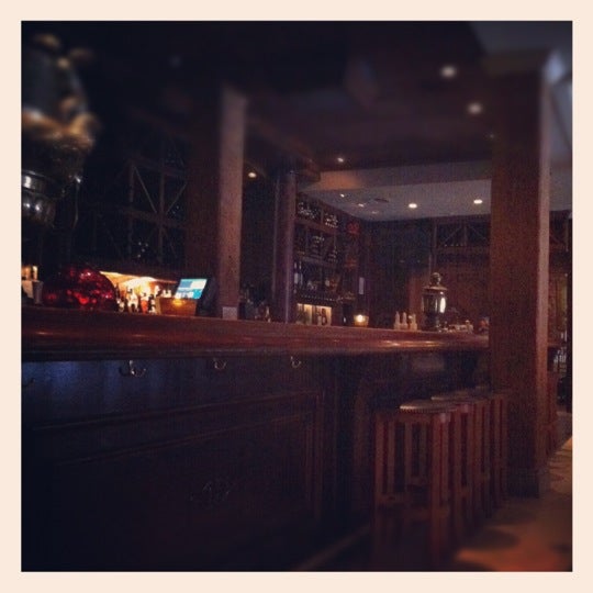7/14/2012 tarihinde Kelsey B.ziyaretçi tarafından Tommy&#39;s Wine Bar'de çekilen fotoğraf