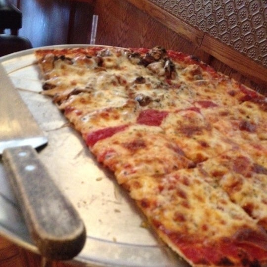 Снимок сделан в D&#39;Agostino&#39;s Pizza and Pub Wrigleyville пользователем Ashley A. 5/18/2012