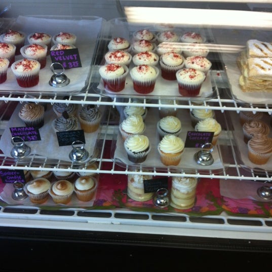 Foto tomada en Sweet Dreams Desserts &amp; Bistro  por Katrina W. el 4/28/2012