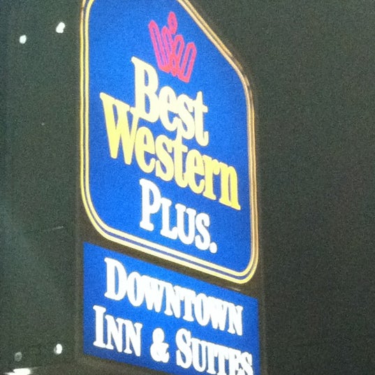 Foto scattata a Best Western Plus Downtown Inn &amp; Suites da J . il 2/18/2012