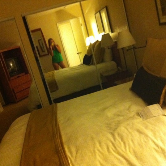 Foto diambil di Marin Suites Hotel oleh Deea S. pada 8/27/2012
