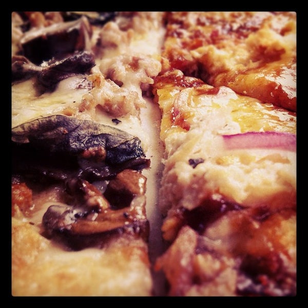9/3/2012 tarihinde Amy E.ziyaretçi tarafından Napa Wood Fired Pizzeria'de çekilen fotoğraf