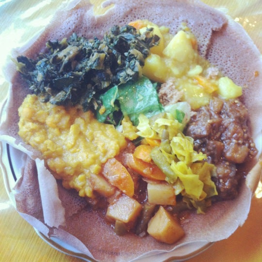 4/20/2012にLazy S.がAster&#39;s Ethiopian Restaurantで撮った写真