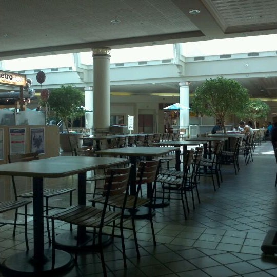 Foto tirada no(a) North DeKalb Mall por Glen C. em 5/24/2012