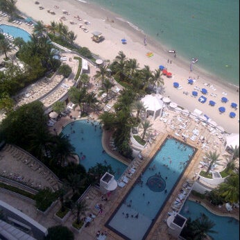 6/10/2012에 hari p.님이 Pool at the Diplomat Beach Resort Hollywood, Curio Collection by Hilton에서 찍은 사진