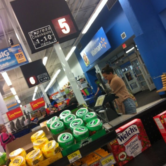 Das Foto wurde bei Walmart von Ashlee F. am 6/25/2012 aufgenommen