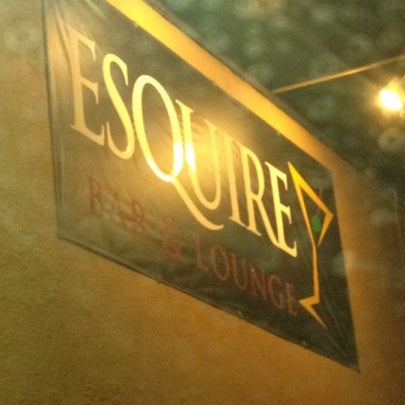 Foto diambil di Esquire Bar &amp; Martini Lounge oleh Victor O. pada 8/9/2012