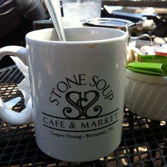 Photo prise au Stone Soup Cafe &amp; Market par Kelly L. le4/22/2012