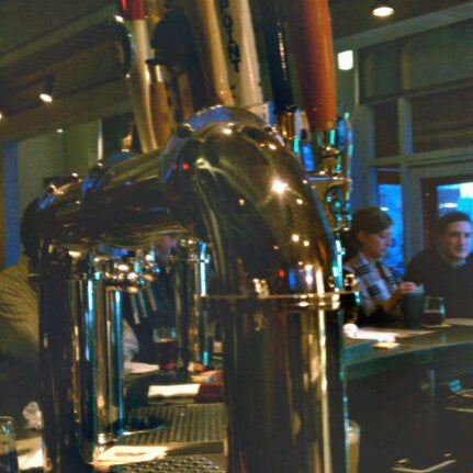 3/10/2012 tarihinde Mike U.ziyaretçi tarafından Growlers Beer Bistro'de çekilen fotoğraf