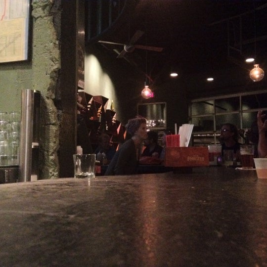 Foto diambil di Jackson&#39;s Bar &amp; Bistro oleh Deshun S. pada 5/22/2012