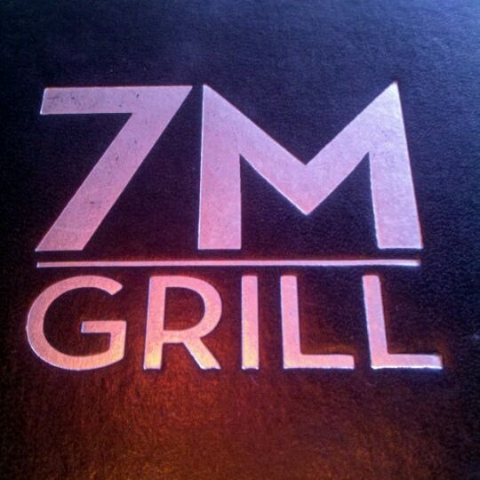 รูปภาพถ่ายที่ 7M Grill โดย Paul B. เมื่อ 3/30/2012