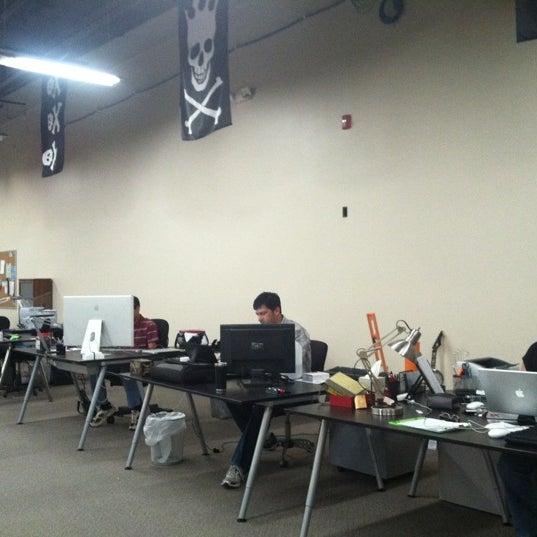 Foto diambil di CoLab Workspace oleh Monica S. pada 3/29/2012