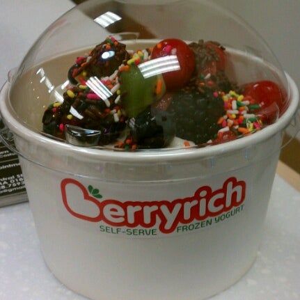 Foto tirada no(a) Berryrich Frozen Yogurt por Keith E. em 8/17/2012