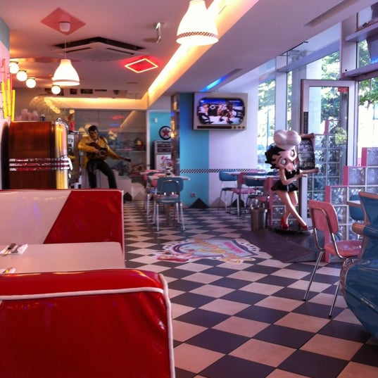 Foto tirada no(a) The Fifties Diner por Mauro em 7/6/2012