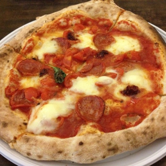 9/5/2012 tarihinde Stefano C.ziyaretçi tarafından Pizzeria O&#39; Vesuvio Napoletana Forno Legna'de çekilen fotoğraf