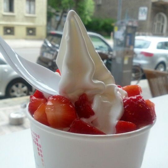 5/9/2012 tarihinde Caspar Clemens M.ziyaretçi tarafından Good Q Frozen Yogurt &amp; Cafe'de çekilen fotoğraf