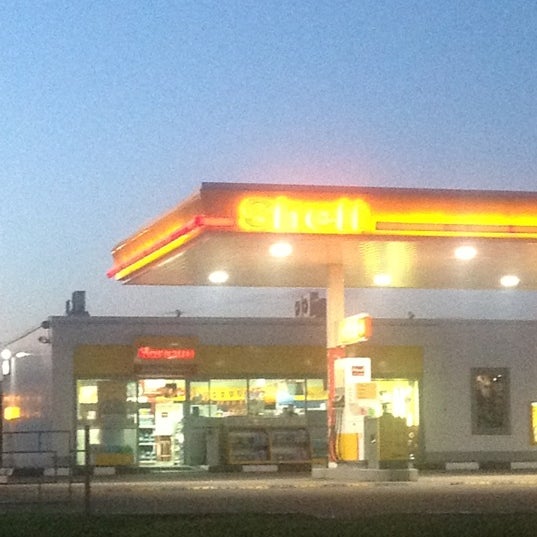 6/24/2012 tarihinde Дмитрий М.ziyaretçi tarafından Shell'de çekilen fotoğraf