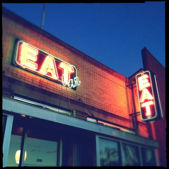 Foto tirada no(a) EatBar por Noe T. em 2/12/2012