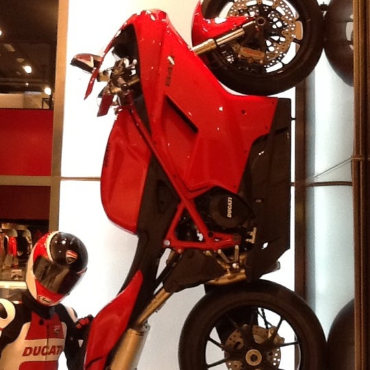 5/30/2012 tarihinde Michelle M.ziyaretçi tarafından Ducati Caffe'de çekilen fotoğraf