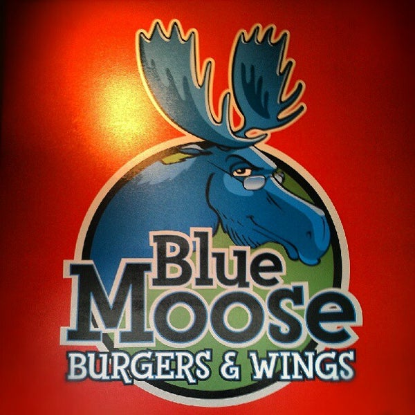 รูปภาพถ่ายที่ Blue Moose Burgers &amp; Wings โดย Cabin Fever Vacations .. เมื่อ 8/1/2012