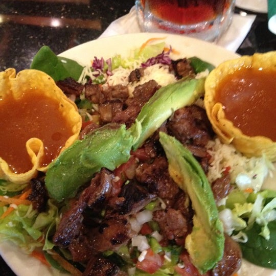 Foto diambil di La Parrilla Mexican Restaurant oleh Lise P. pada 7/24/2012
