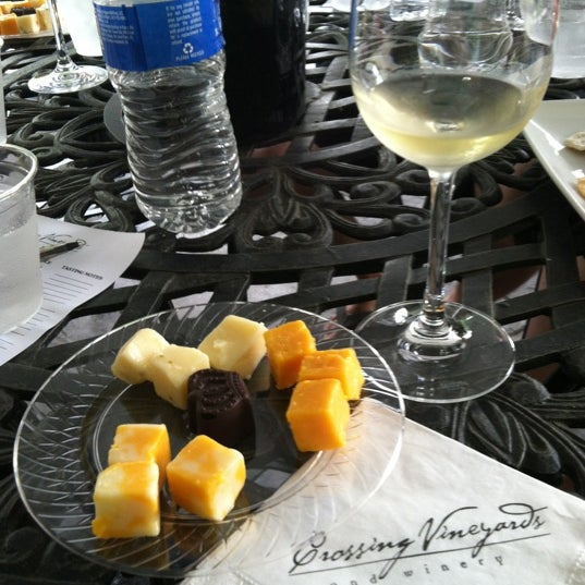 Foto tirada no(a) Crossing Vineyards and Winery por Liz W. em 5/27/2012