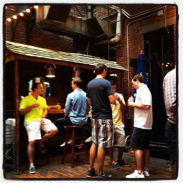 6/28/2012에 Yuna 🇰🇷 P.님이 The Mad Hatter Pub &amp; Eatery에서 찍은 사진