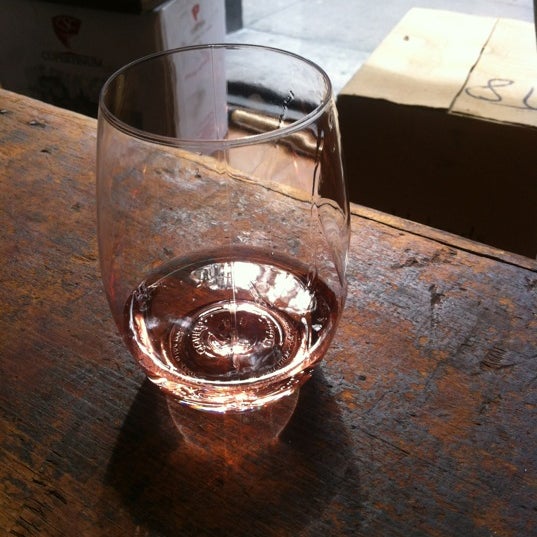 6/1/2012 tarihinde Dan H.ziyaretçi tarafından Alphabet City Wine Company'de çekilen fotoğraf