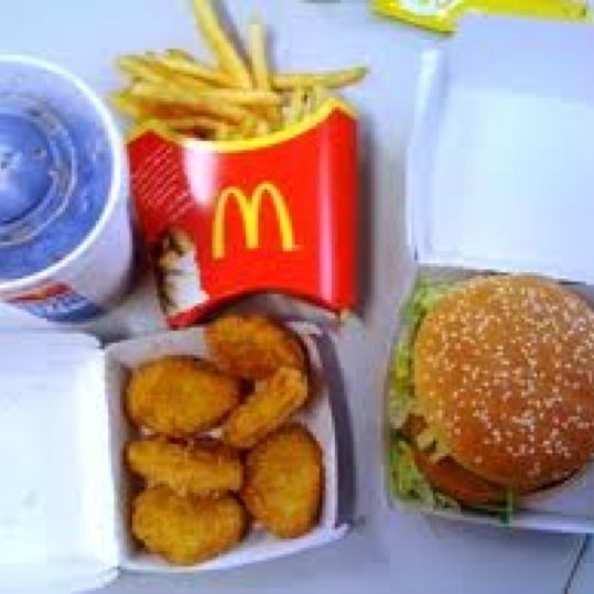 รูปภาพถ่ายที่ McDonald&#39;s โดย Emel เมื่อ 3/1/2012
