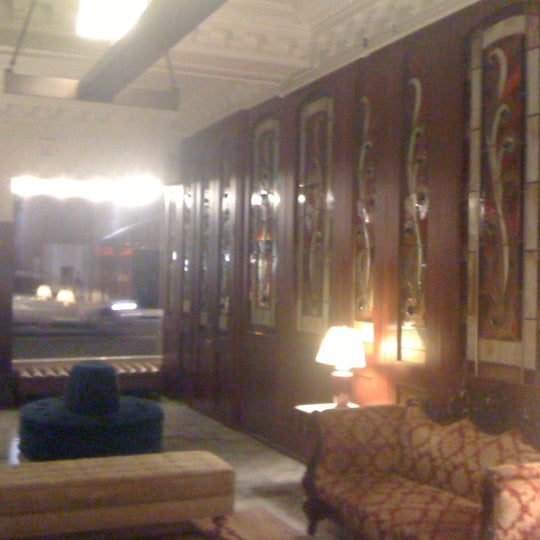 Foto diambil di The Mosser Hotel oleh Stuart B. pada 3/3/2012