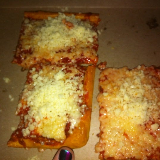 Снимок сделан в DiCarlo&#39;s Pizza пользователем Nicole C. 2/11/2012