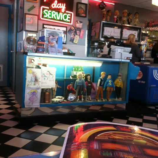 Снимок сделан в 63 Diner пользователем Sherry W. 6/2/2012