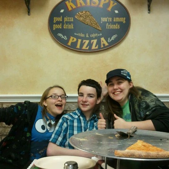 Das Foto wurde bei Krispy Pizza von Jennifer R. am 4/24/2012 aufgenommen
