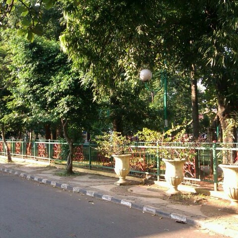 Photo taken at Taman Simanjuntak by WardiLiciOuz t. on 5/26/2012